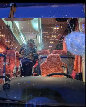 Sassi contro il pullman dei tifosi del Pistoia, morto uno degli autisti