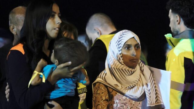 Arrivata in Italia la bambina di 10 giorni nata a Gaza con un tumore raro, è stata accolta con madre, padre e tre fratelli, 15 i bambini evacuati