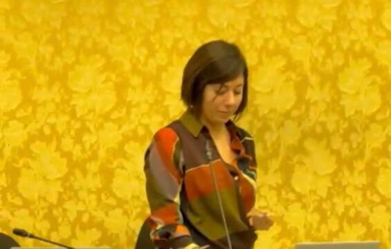 Consigliera regionale, si gira una canna in Aula contro le norme sulla cannabis light