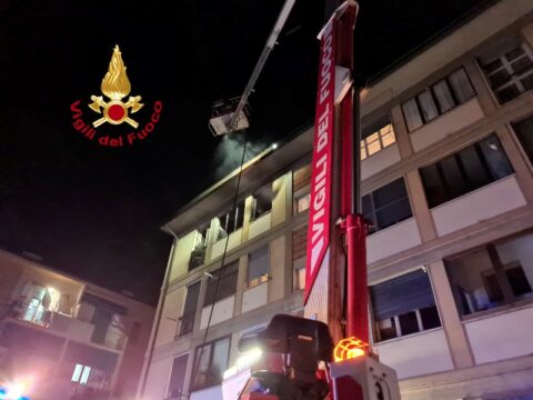 Fiamme in un appartamento: morta una donna di 91 anni, in condizioni gravissime la figlia, salvato il cagnolino