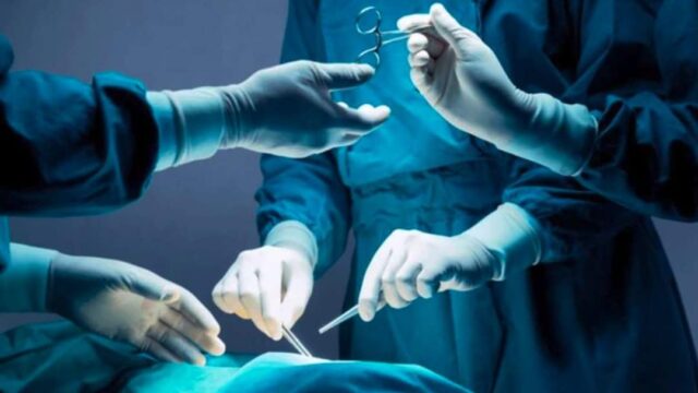 Più di 10 persone si sono operate di cataratta nello stesso giorno in una clinica privata, riportano danni agli occhi: aperta un’inchiesta
