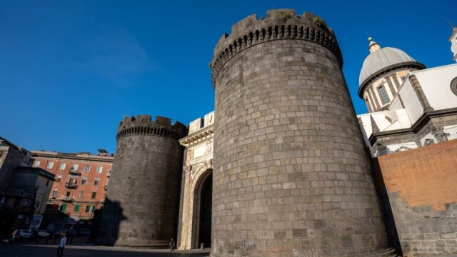 A Napoli un 29enne violenta per strada una donna: aggressore bloccato da un gruppo di passanti