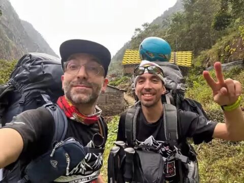 Sospese le ricerche dello scalatore disperso sulle montagne del Nepal: “La neve è troppo compatta”