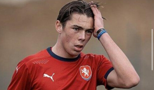 Louis Buffon incanta con la Repubblica Ceca. La madre: “Gli italiani sono cattivi, i Cechi no”