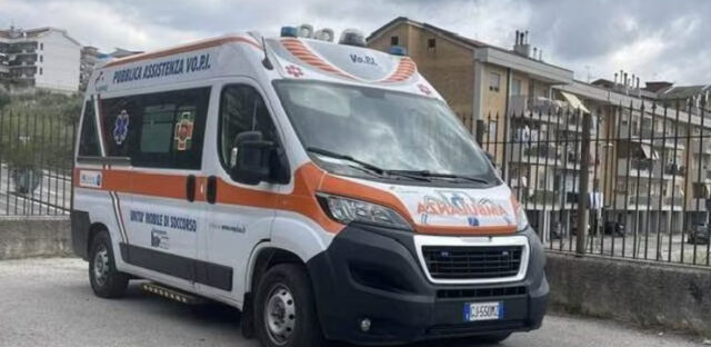 Ragazzino 13enne investito all’uscita dalla scuola: è ferito, soccorso dall’ambulanza