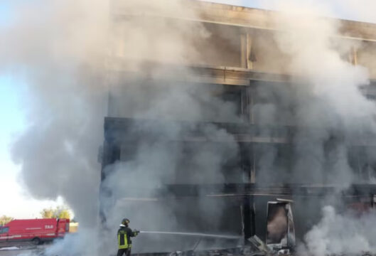 Uomo si lancia dal secondo piano per sfuggire alle fiamme: è in fin di vita