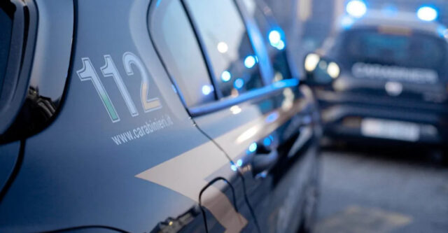 Getta benzina negli occhi alla moglie: “Li vuoi vedere i bambini stasera?”