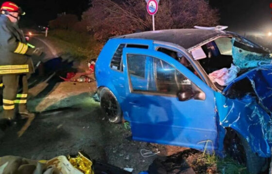 Incidente stradale: tre giovani feriti dopo lo schianto contro un muro