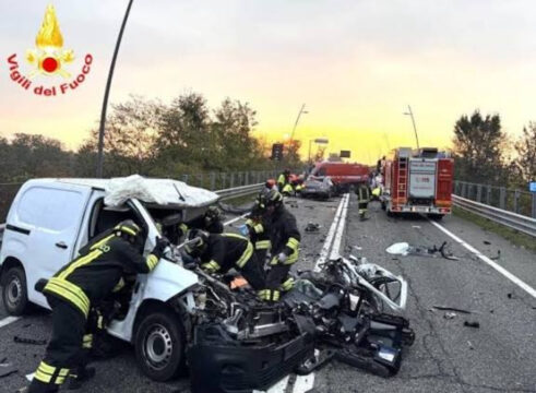 Frontale ad alta velocità in tangenziale: tre le vittime, un ferito grave