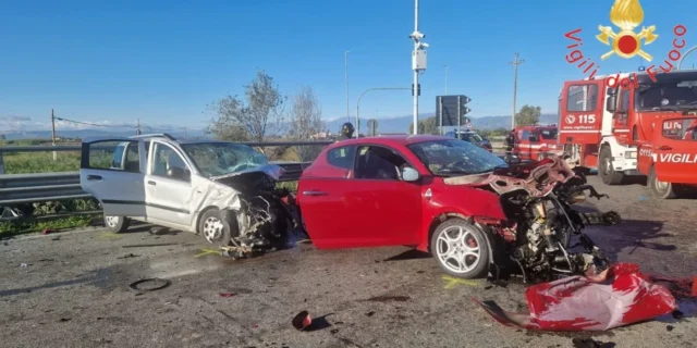 Terribile incidente durante la notte: due ventenni perdono la vita, quattro i feriti