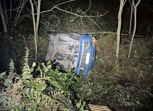 Ubriaco alla guida precipita in un dirupo: 27enne vivo per miracolo