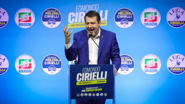 Regionali Campania, Salvini a Napoli stringe sull’immigrazione: “Se non ti piace San Gennaro fuori dalle pa**e”