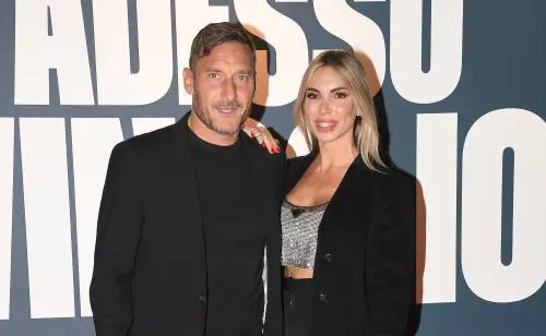 Francesco Totti e Noemi Bocchi indagati per abbandono di minori, la Procura chiede l’archiviazione