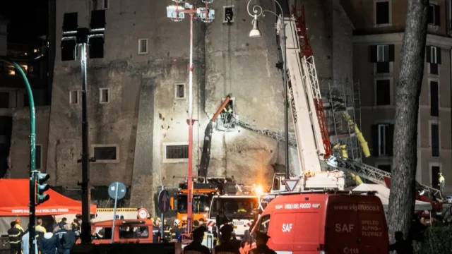 Crollo della Torre dei Conti a Roma: un operaio ancora intrappolato, è polemica dopo le parole di Mosca