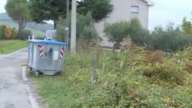 Genitori indagati insieme alla figlia per il neonato abbandonato nel cassonetto