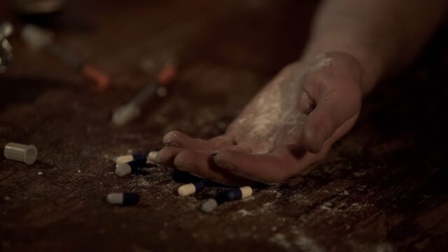 Collassa a causa della droga, gli amici non chiamano i soccorsi: morto 27enne