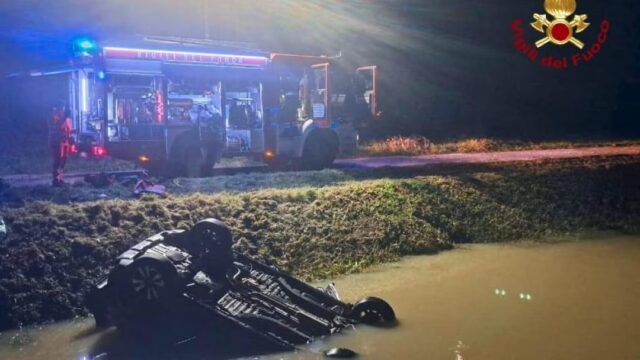 Auto si ribalta e finisce nel canale: morta una 79enne, grave il marito