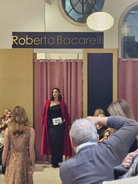 Nel suo atelier di via Carlo Poerio, Roberta Bacarelli presenta la nuova collezione autunno/inverno 2025/26 Di Mino Cucciniello