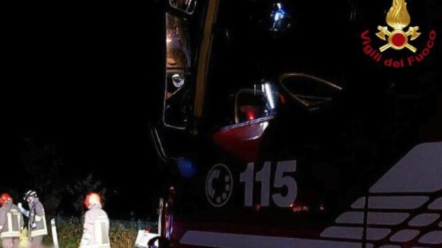 Soccorre due automobilisti e viene travolto: tragedia sull’A28