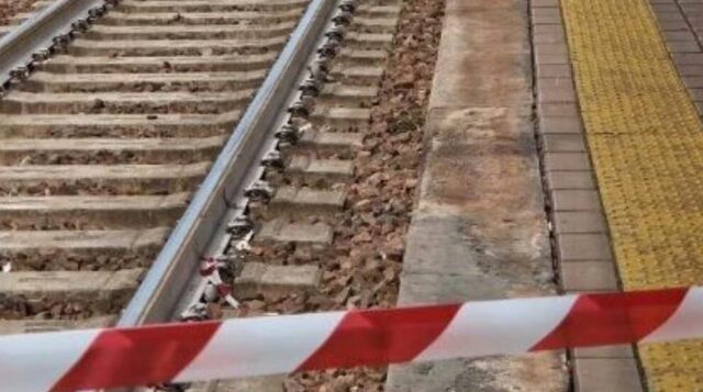 Attraversa i binari e un treno lo travolge, grave un 25enne: circolazione dei treni in tilt