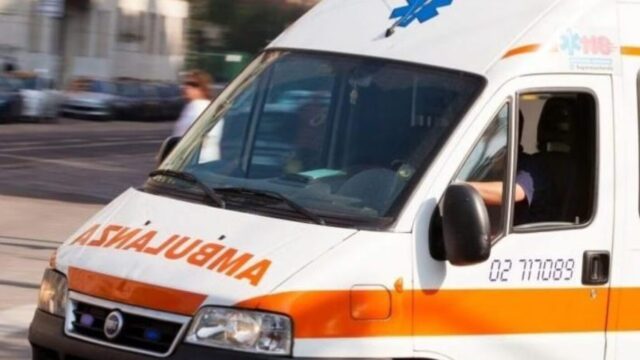 Donna di 43 anni accoltellata in piazza: è  in gravissime condizioni