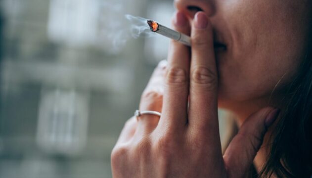 La compagna fuma, lui non lo accetta: la perseguita e la picchia, scatta il divieto di avvicinamento