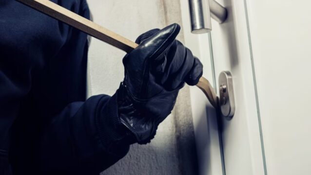 Si sveglia per rumori in giardino e viene picchiato da un ladro: 76enne in ospedale, indagano i carabinieri