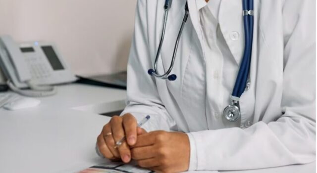 Il medico gli chiede di aspettare, lui lo minaccia di morte e gli devasta lo studio con un sasso da 6 chili