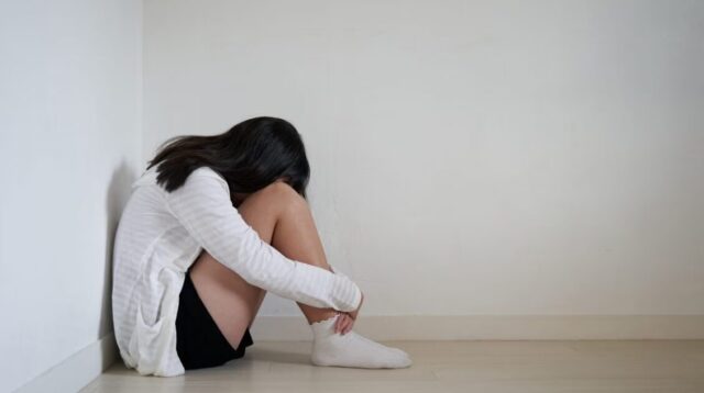 Palpeggia una 14enne alle parti intime durante una festa patronale: denunciato un 25enne