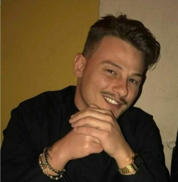 Tragedia in città: il barbiere Angelo Speranza trovato morto nel suo negozio a 38 anni