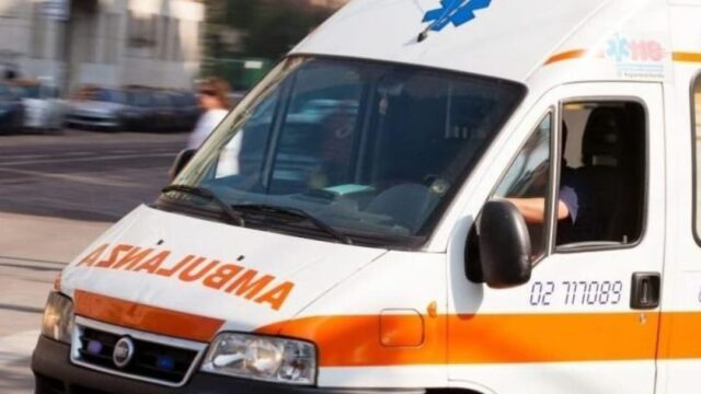 Attraversa la strada davanti al Tribunale e viene travolto da un’auto: 62enne in gravissime condizioni