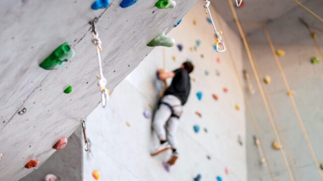 Giovane precipita da una parete di arrampicata e resta paralizzato: a processo il titolare della palestra