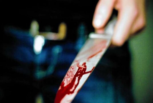 Violenta lite culmina in tragedia: padre accoltella il figlio, salvato dai carabinieri