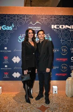 Il mercante in fiera per la Fondazione Santobono con Maria Grazia Cucinotta