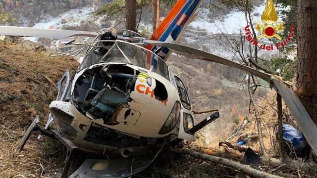 Elicottero urta una roccia e precipita: tre feriti e un morto