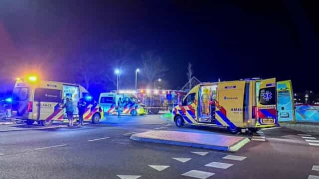 Paura durante la parata natalizia: auto a tutta velocità sulla folla, diversi feriti