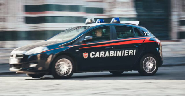 Ennesimo femminicidio,donna picchiata a morte in casa: si cerca il marito