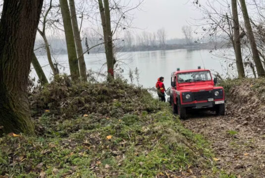 Il cadavere di un uomo affiora dalle acque del Po: indagano i carabinieri
