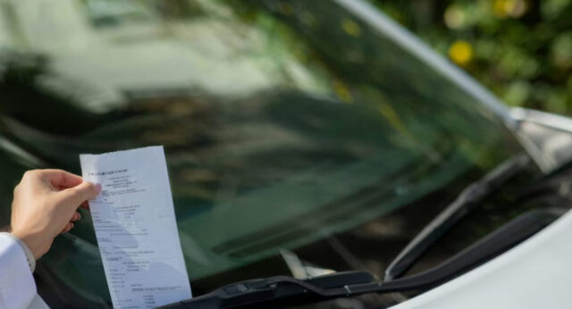 Usavano auto intestate a morti per evitare multe: denunciati e costretti a risarcire 75mila euro