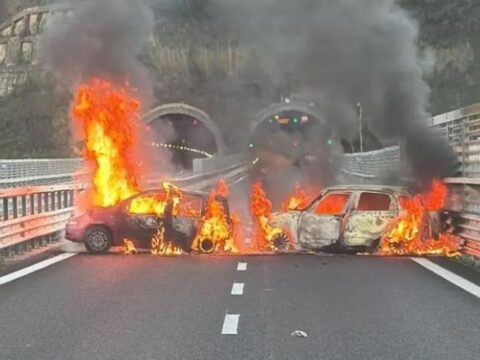 Assalto a un portavalori sulla A2, diverse auto in fiamme: “Rubati due milioni di euro”