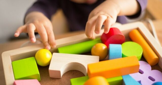 Amputata falange a bimba di 2 anni: si era chiusa le dita in una porta al nido