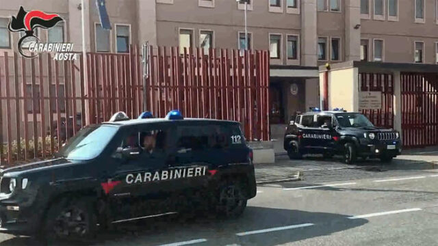 Ladro sorpreso a rubare in casa: inseguito dalla folla e aggredito con un piccone