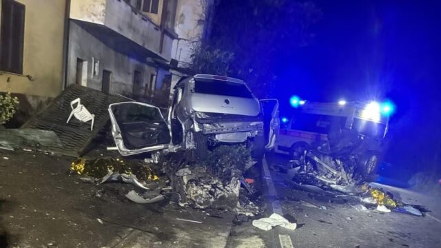 Notte di sangue in strada: schianto devastante tra due auto, due morti e tre giovanissimi in fin di vita