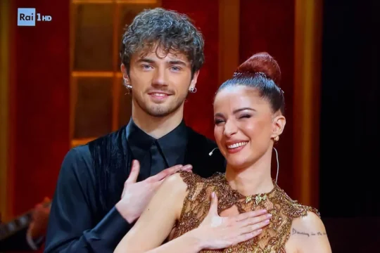 Andrea Delogu trionfa a Ballando con le stelle nel ricordo di suo fratello