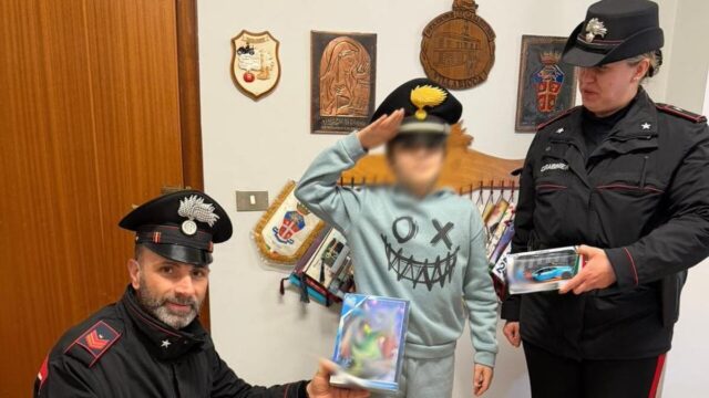 Vende i propri disegni in strada per comprare un regalo alla sorellina: il racconto dell’11enne Alessio, orfano di madre