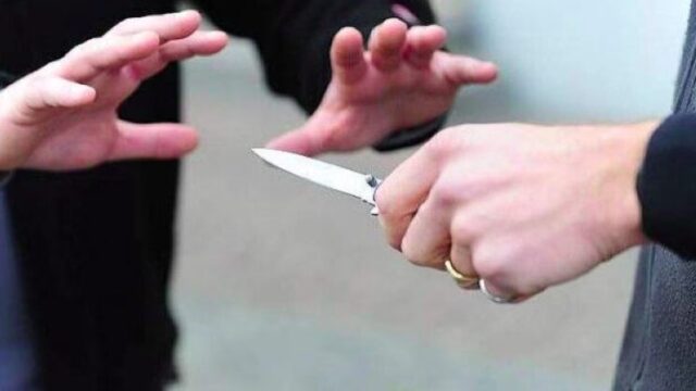 Grida al padre “se non mi aiutate accoltello qualcuno” e ferisce una donna in cortile: 28enne arrestato