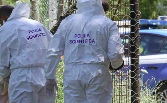 Donna trovata in una pozza di sangue nel cortile condominiale: è gravissima