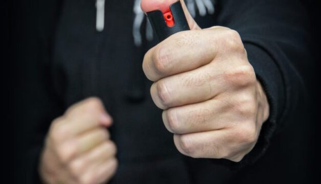 Sostanza urticante spruzzata in una scuola, evacuati studenti e dipendenti: 5 persone intossicate