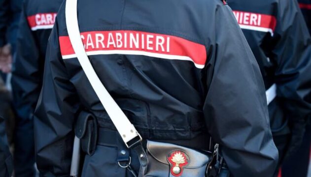 Accoltellamento in pieno giorno: 20enne ferito all’addome da un uomo a volto coperto