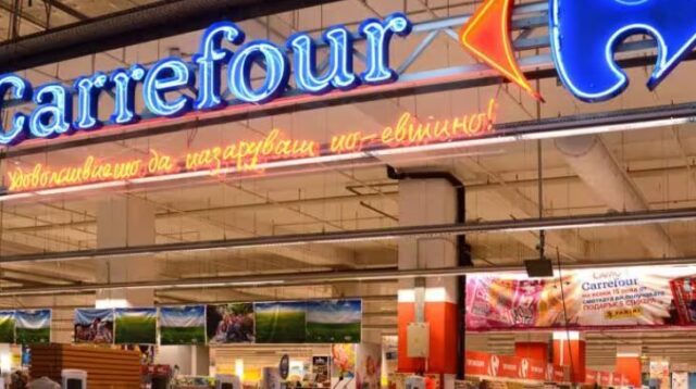 Accoltella il cassiere durante una rapina al Carrefour: l’aggressione davanti ai clienti